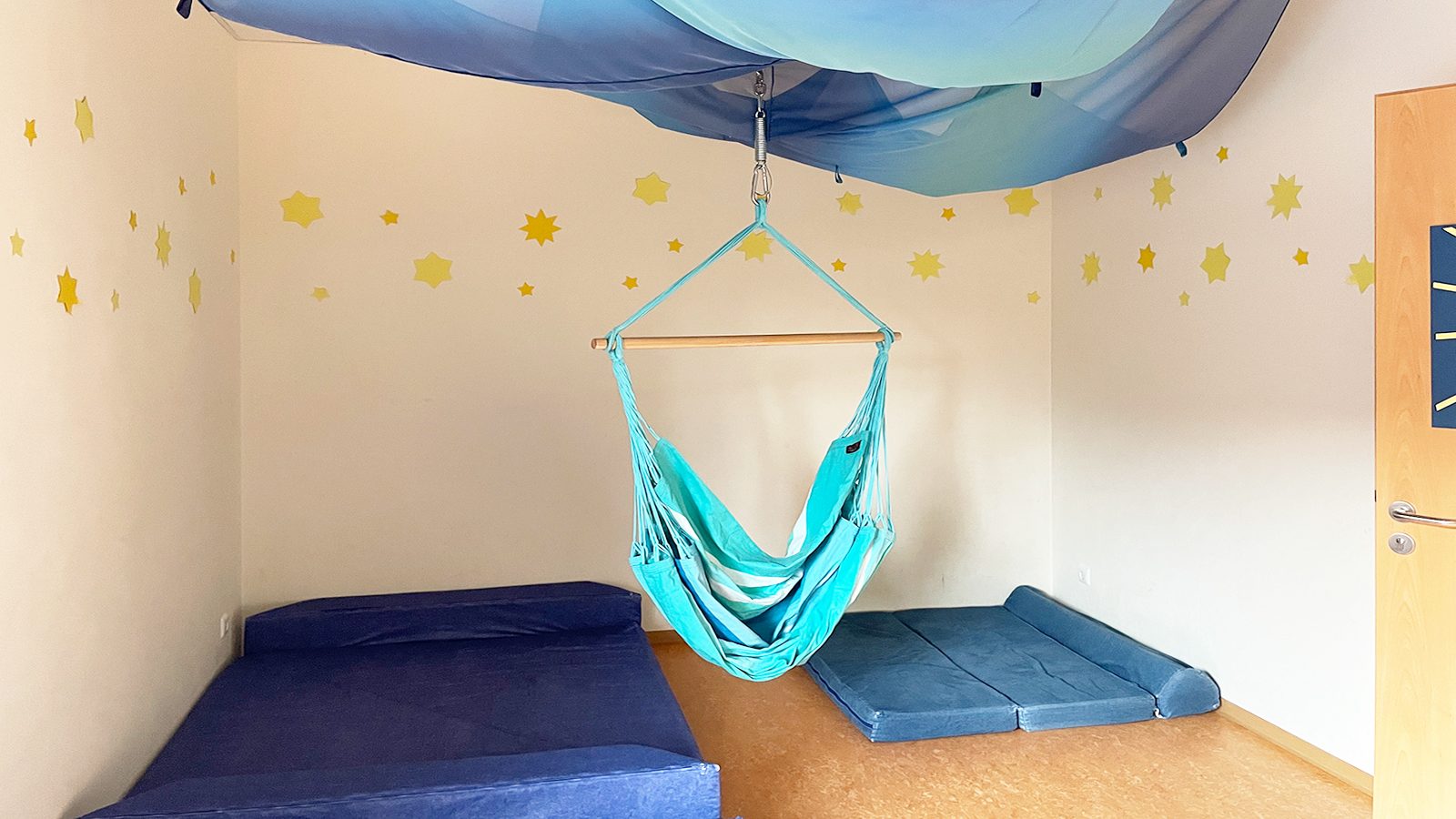 Ruheraum mit Schaukelbalken