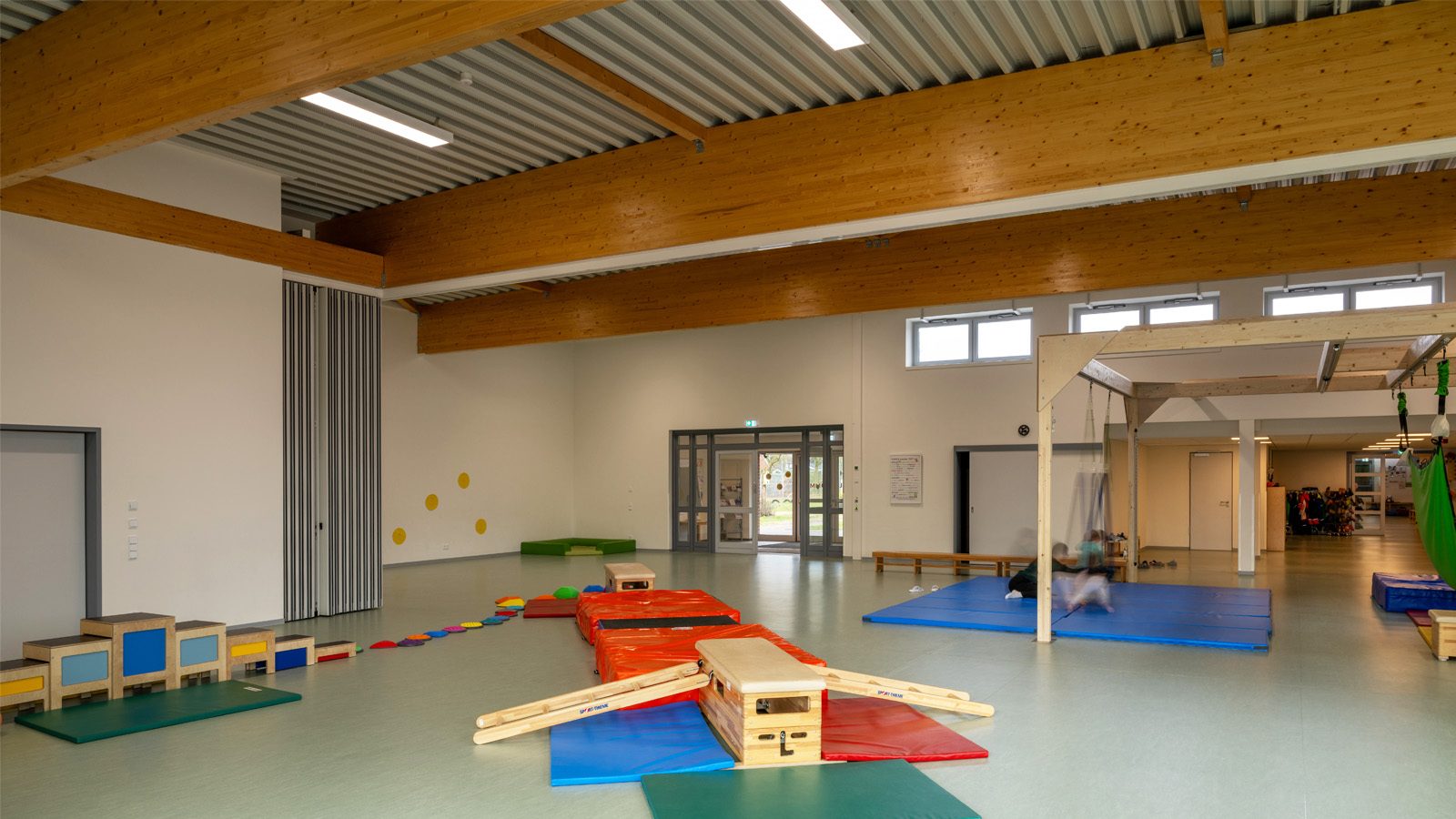 Bewegungshalle mit Windfang