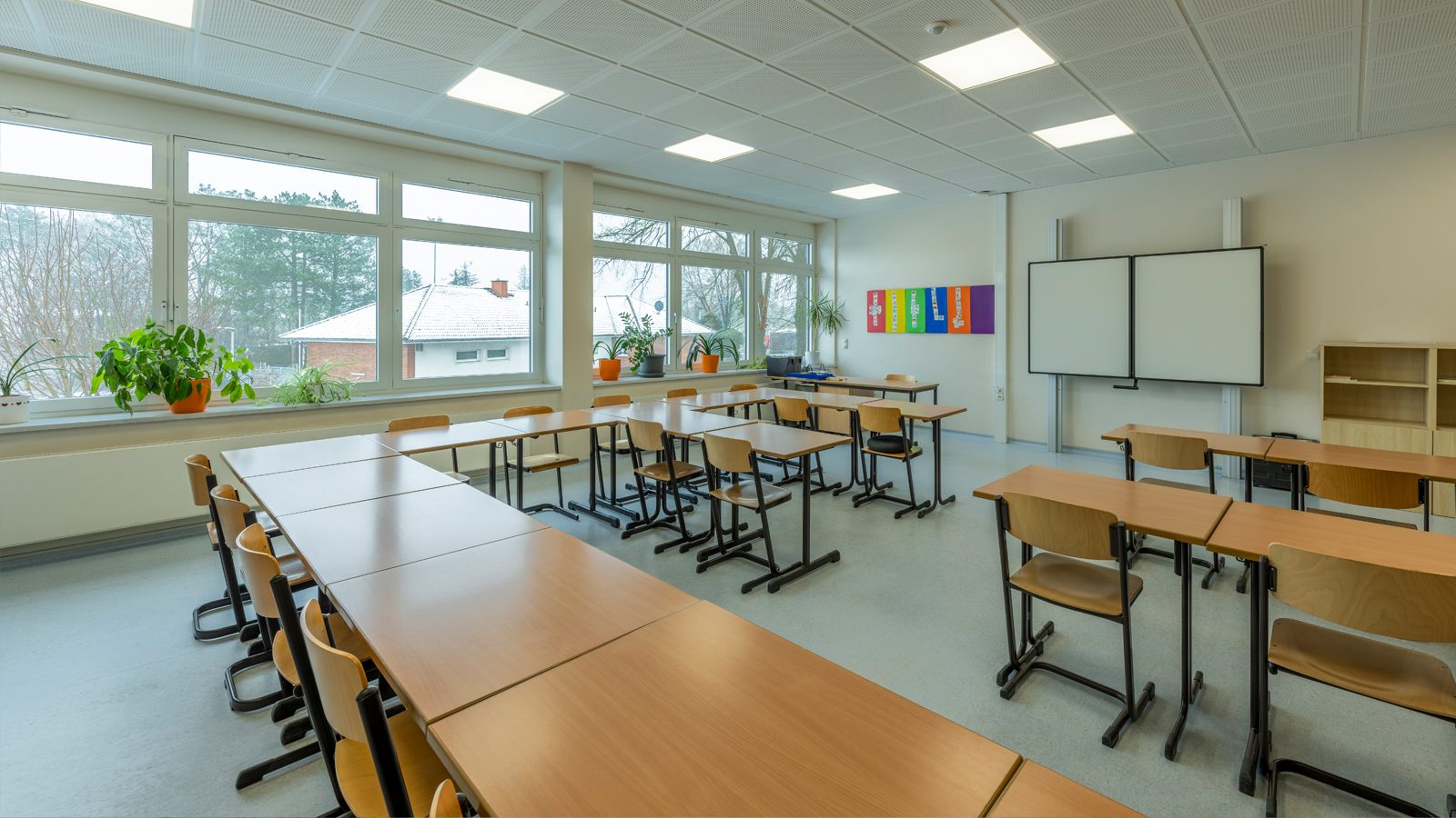 Heller Klassenraum im OG