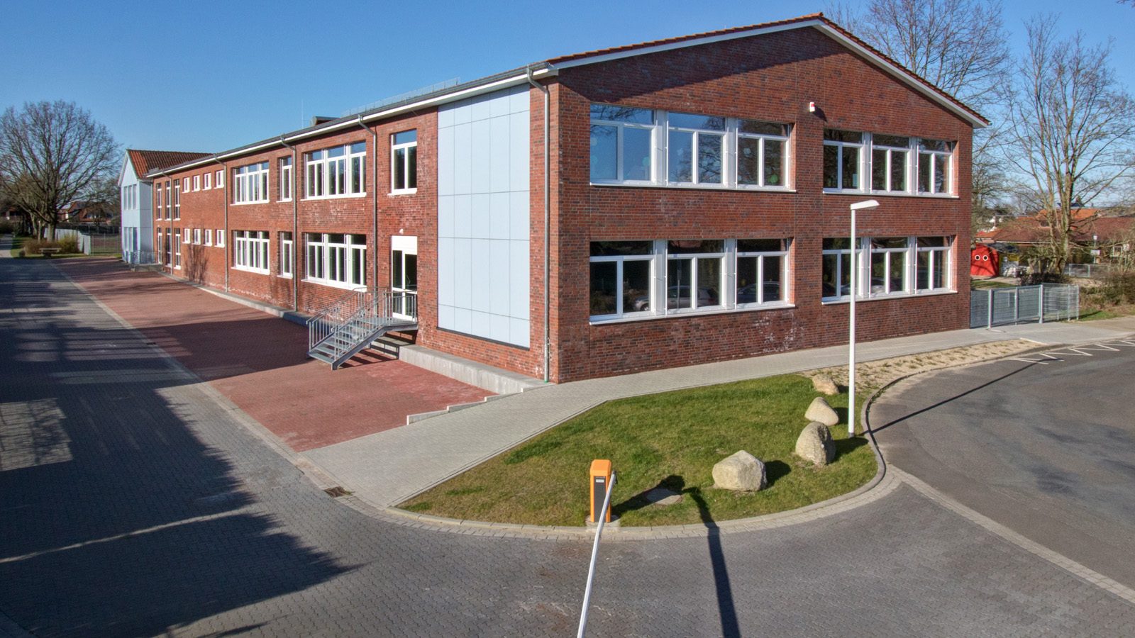 Zugang vom Lehrerparkplatz